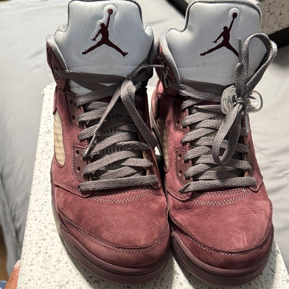 Jordan Sneakers Retro 5 in Burgundy and Gray